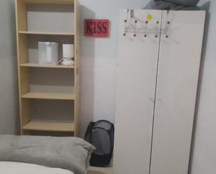 Dormitori de Apartament per a compartir en Esplugues de Llobregat amb Forn, Rentadora i Microones