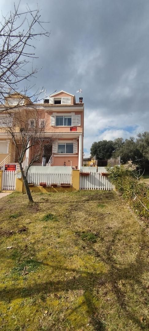 Exterior view of Single-family semi-detached for sale in Navaluenga