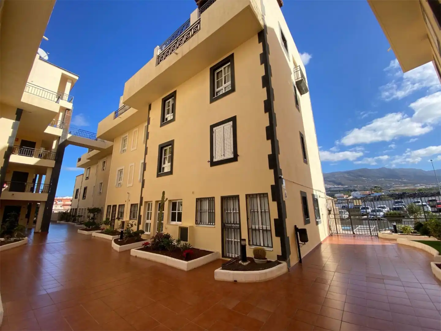 Einfamilien-Reihenhaus zum Verkauf in Urbanizacion Callao Salvaje C, 16, Callao Salvaje - Playa Paraíso Außenansicht von Einfamilien-Reihenhaus zum Verkauf in Adeje mit Privatgarten, Terrasse und Schwimmbad