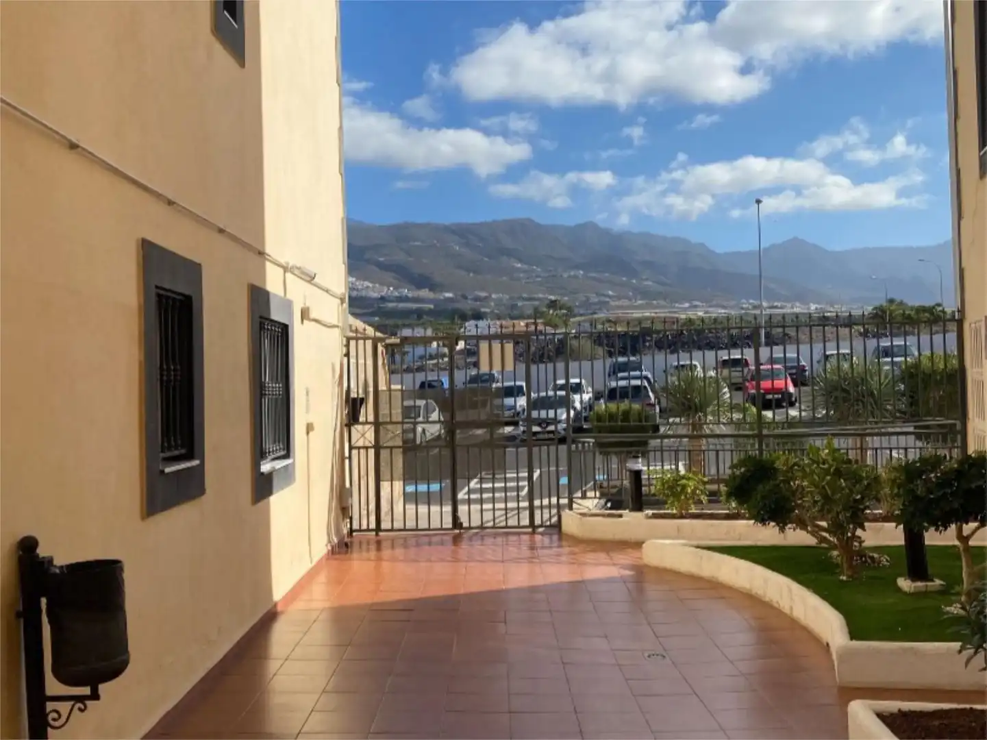 Einfamilien-Reihenhaus zum Verkauf in Urbanizacion Callao Salvaje C, 16, Callao Salvaje - Playa Paraíso Außenansicht von Einfamilien-Reihenhaus zum Verkauf in Adeje mit Privatgarten, Terrasse und Schwimmbad