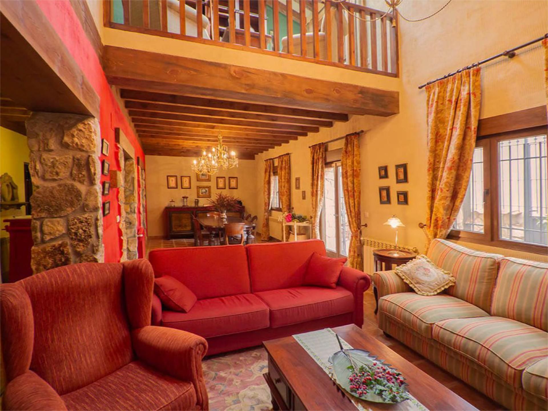 Sala d'estar de Casa o xalet en venda en Castillejo de Mesleón amb Calefacció, Traster i Moblat