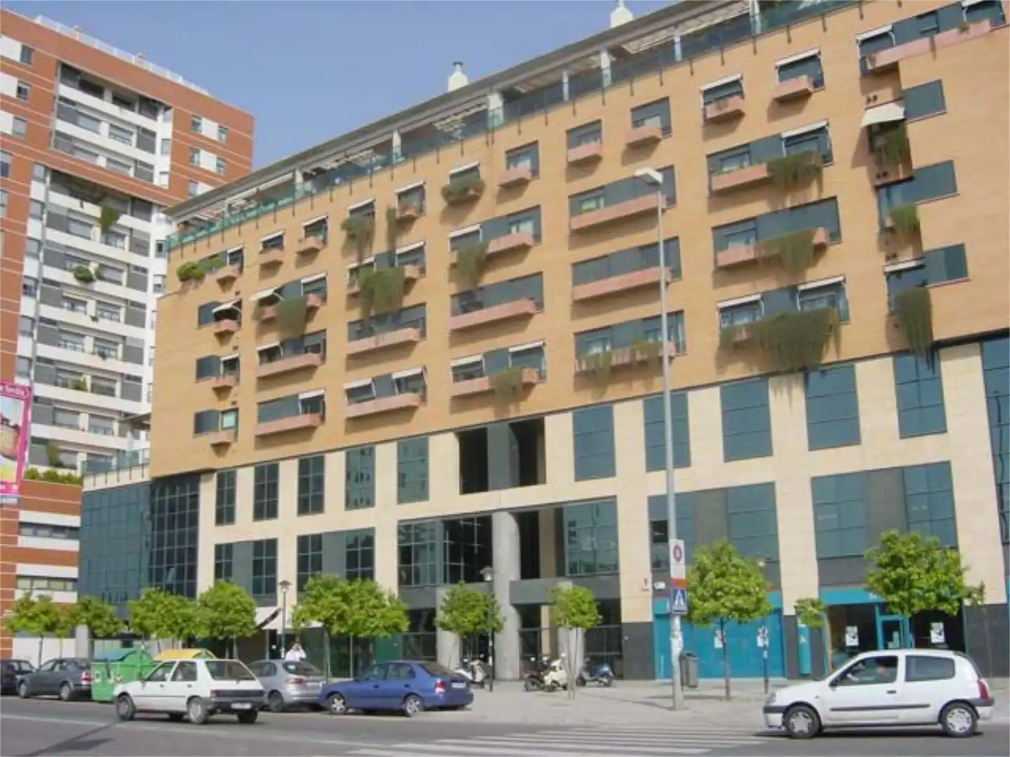 Garaje de alquiler en Avenida de la Buhaira, 31, La Buhaira Vista exterior de Garaje de alquiler en Sevilla