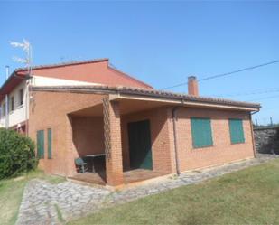 Vista exterior de Pis de lloguer en Santa Colomba de Curueño amb Calefacció, Jardí privat i Terrassa