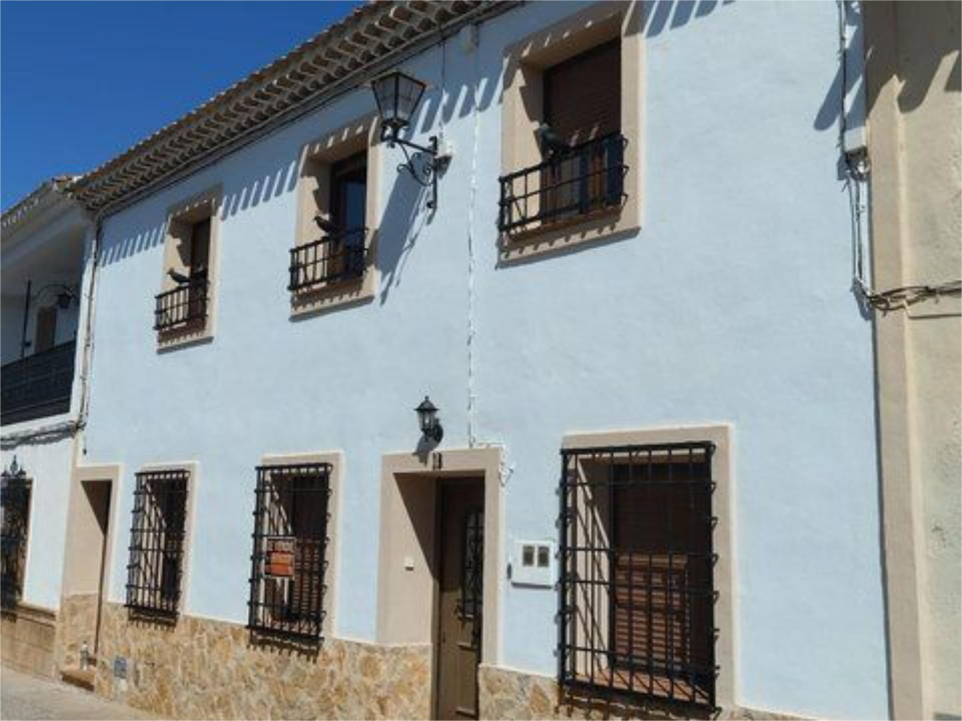 Vista exterior de Casa adosada en venda en Alarcón amb Calefacció i Videoporter