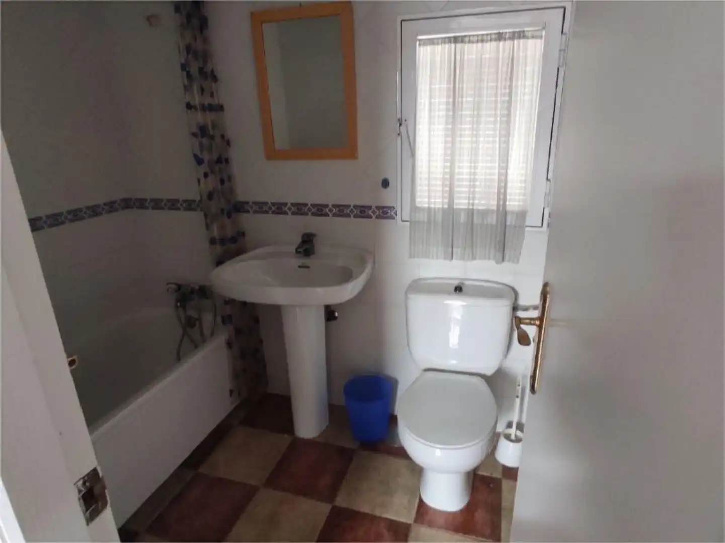 Piso en venta en Calle Esquinas De Jesús, 7, Montefrío Baño de Piso en venta en Montefrío con Aire acondicionado, Calefacción y Terraza