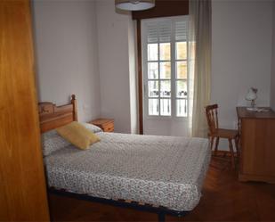 Bedroom of Flat to share in Vigo   with Heating, Parquet flooring and Furnished