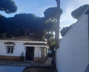 Vista exterior de Casa o xalet en venda en Chiclana de la Frontera amb Jardí privat, Piscina i Moblat