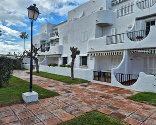 Vista exterior de Apartament de lloguer en Chiclana de la Frontera amb Terrassa, Piscina i Moblat