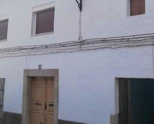 Vista exterior de Casa o xalet en venda en Alcuéscar amb Jardí privat i Moblat