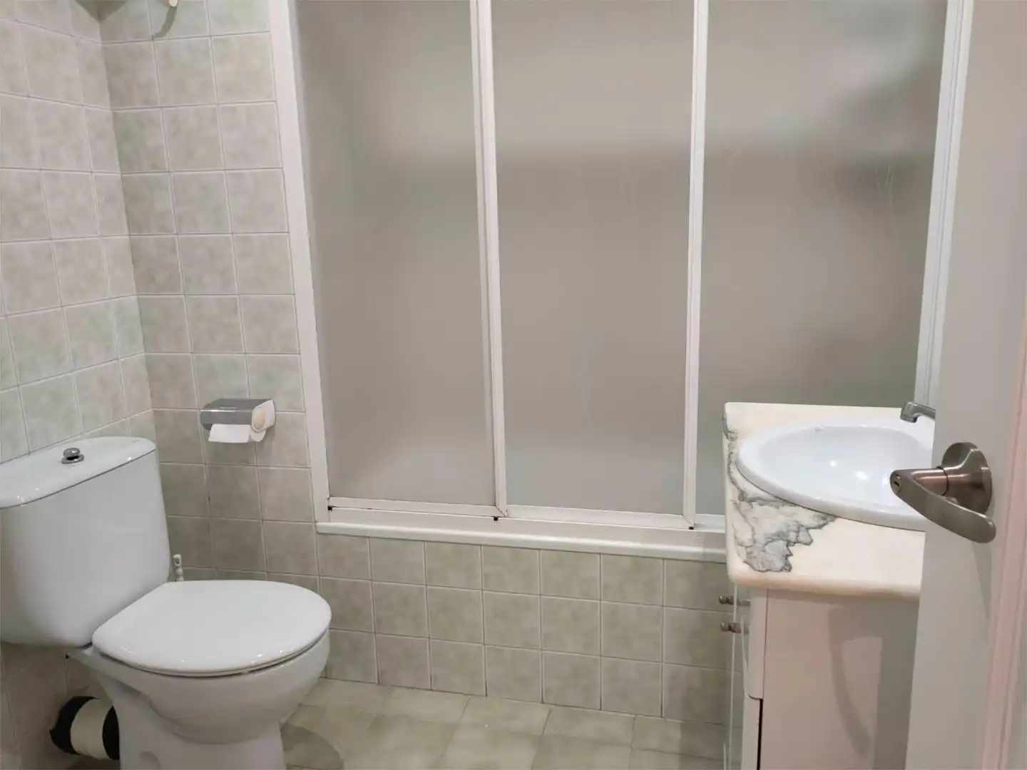 Baño de Piso de alquiler en Pontedeume con Calefacción, Parquet y Terraza
