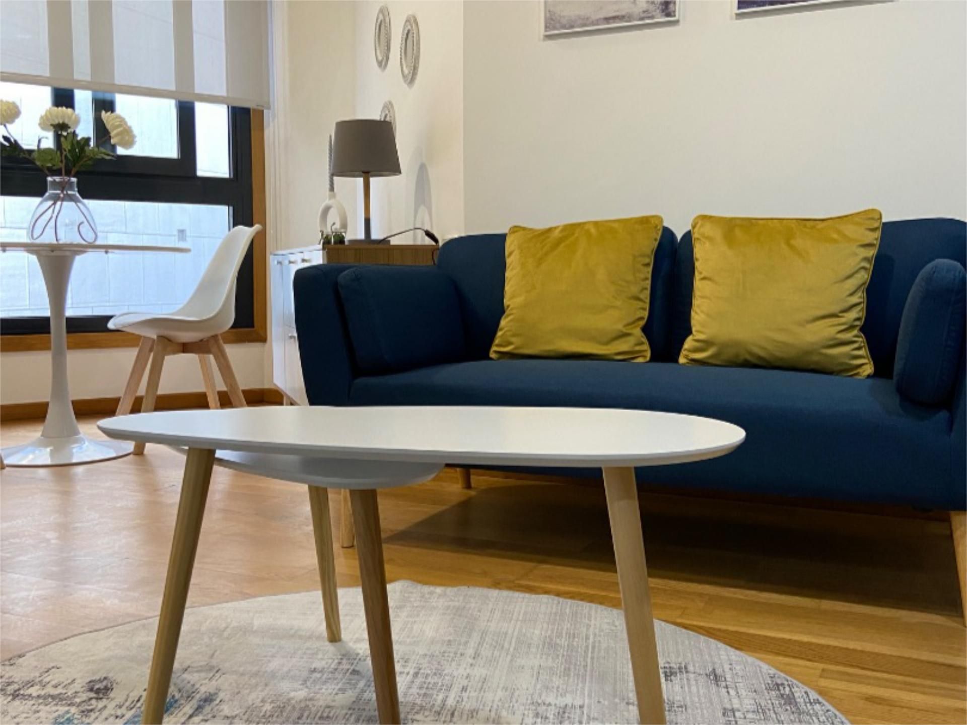 Sala d'estar de Estudi en venda en Vigo  amb Calefacció, Parquet i Moblat