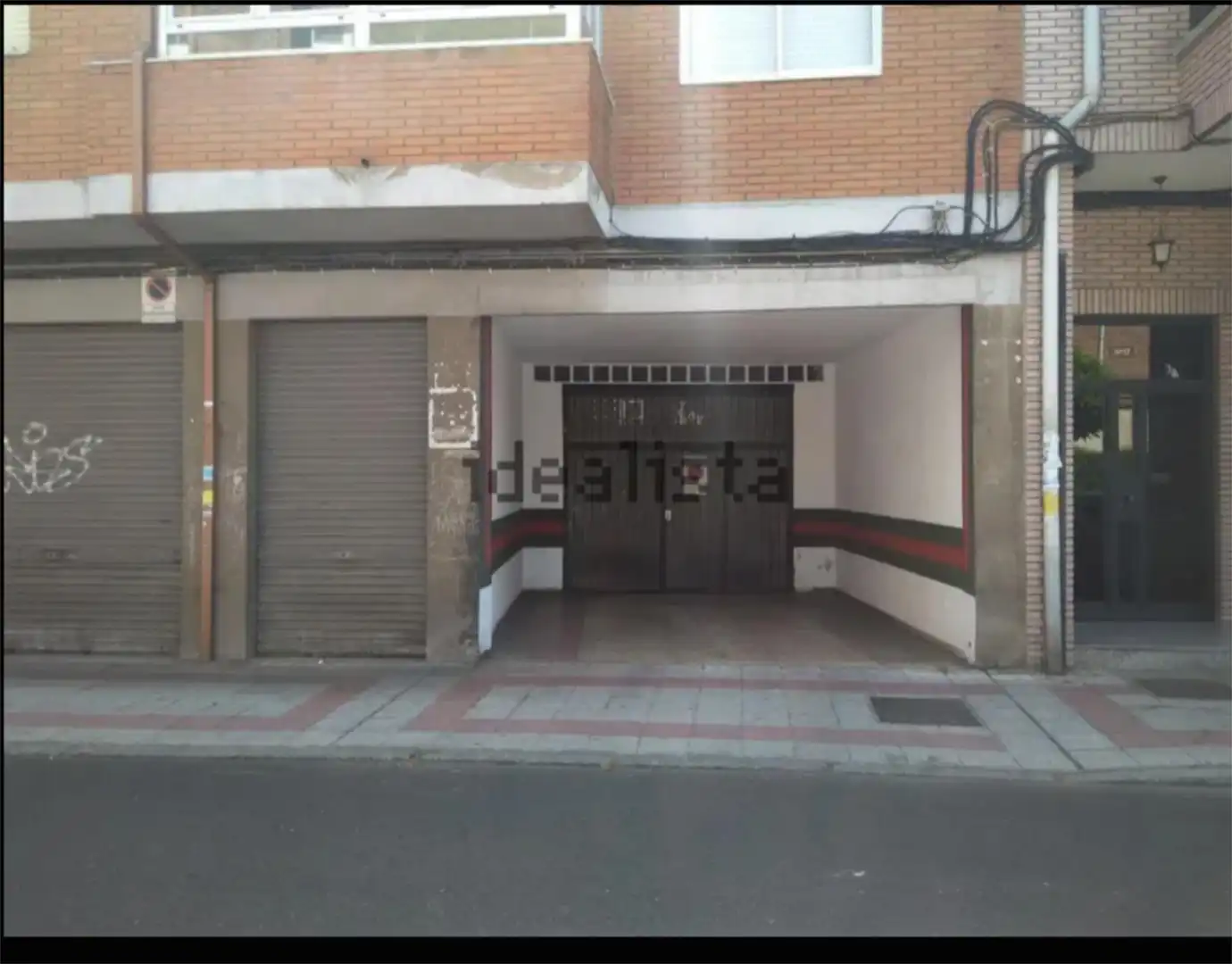 Vista exterior de Garaje de alquiler en León Capital 