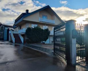 Vista exterior de Casa o xalet en venda en Puente de Domingo Flórez amb Calefacció, Jardí privat i Parquet