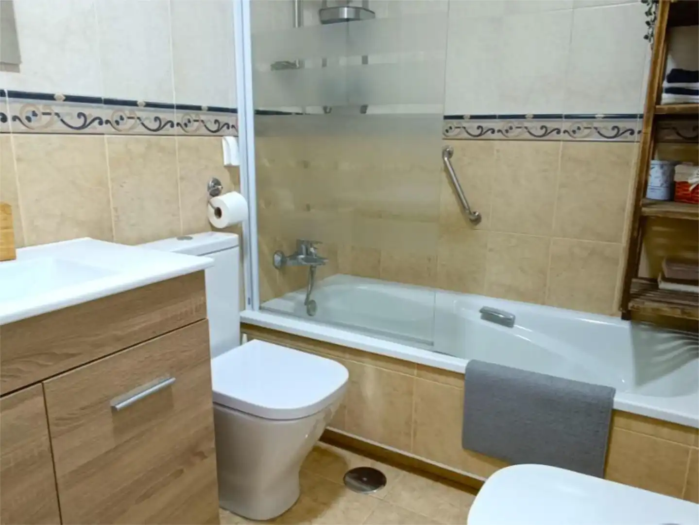 Detached homes for sale in Calle Escritora Elena Quiroga, 5, Churriana - El Pizarrillo - La Noria-Guadalsol Bathroom of Detached homes for sale in Málaga with Air Conditioner, Heating and Private garden