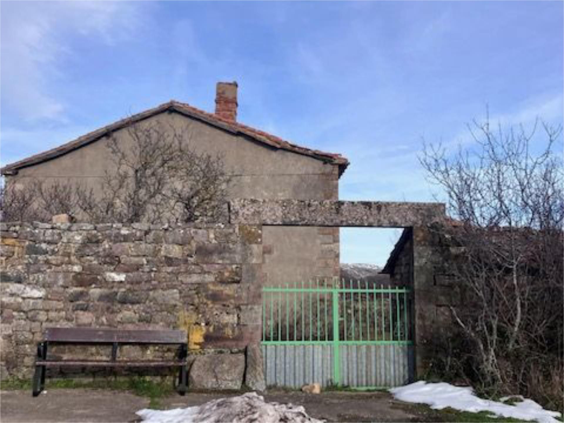 Vista exterior de Casa adosada en venda en Brañosera amb Jardí privat