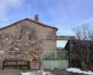 Vista exterior de Casa adosada en venda en Brañosera amb Jardí privat