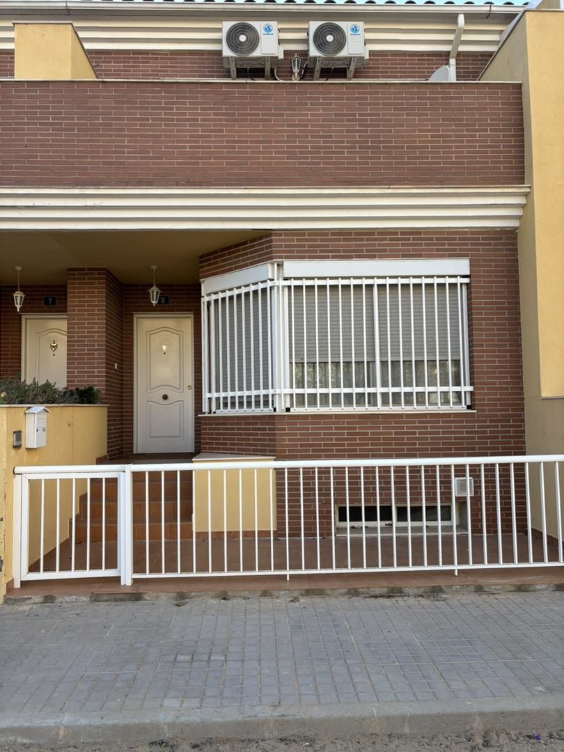 Vista exterior de Casa adosada en venda en Almansa amb Aire condicionat, Terrassa i Balcó