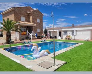 Piscina de Casa o xalet en venda en Yuncos amb Aire condicionat, Terrassa i Piscina