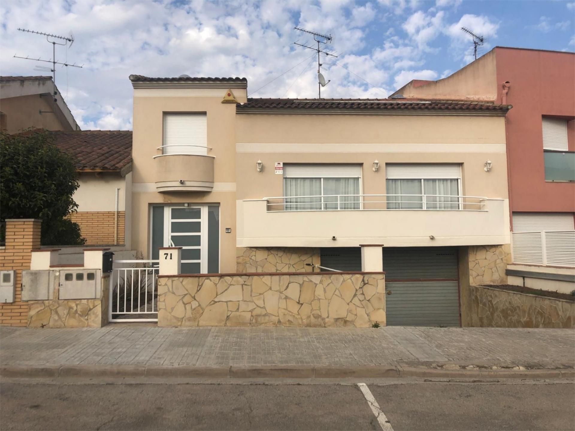 Exterior view of Single-family semi-detached for sale in Olèrdola  with Air Conditioner, Heating and Parquet flooring