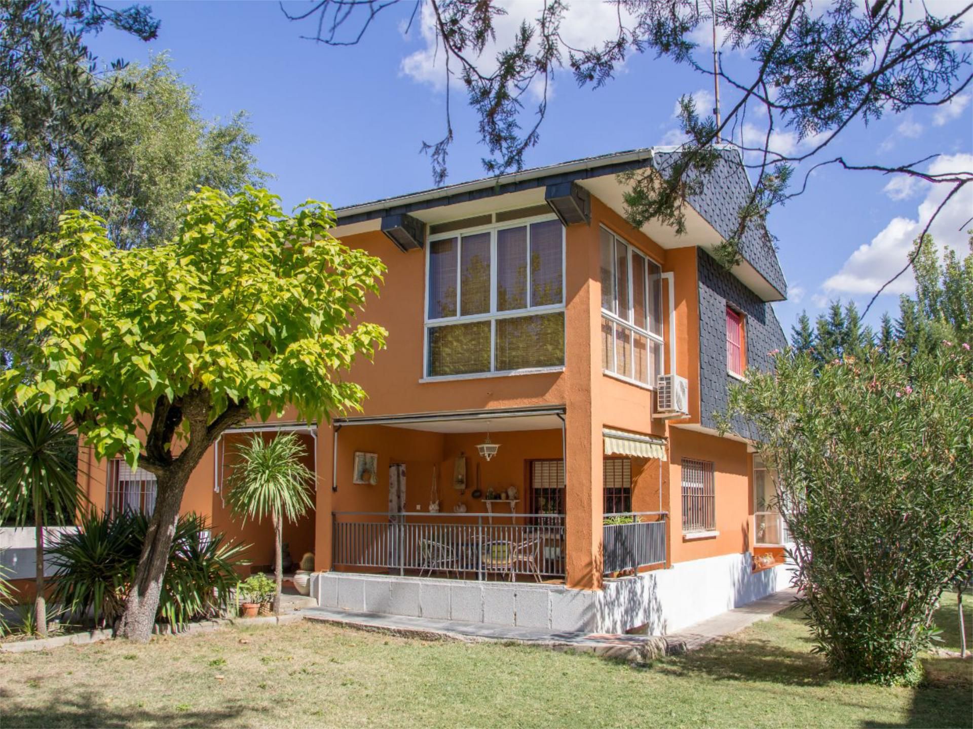 Vista exterior de Casa o xalet en venda en Tudela de Duero amb Aire condicionat, Terrassa i Piscina