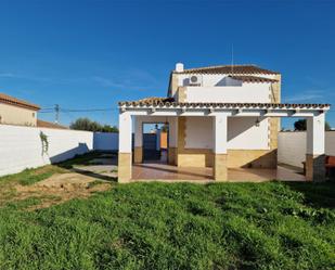 Vista exterior de Casa o xalet en venda en Chiclana de la Frontera amb Aire condicionat, Jardí privat i Terrassa