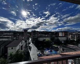 Vista exterior de Pis en venda en Oviedo  amb Parquet, Moblat i Rentadora