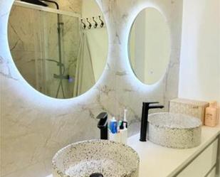 Bathroom of Apartment for sale in Marbella