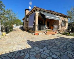 Vista exterior de Casa adosada en venda en Escalona amb Jardí privat, Terrassa i Piscina