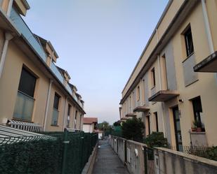 Vista exterior de Casa adosada en venda en Cartes amb Aire condicionat, Terrassa i Balcó