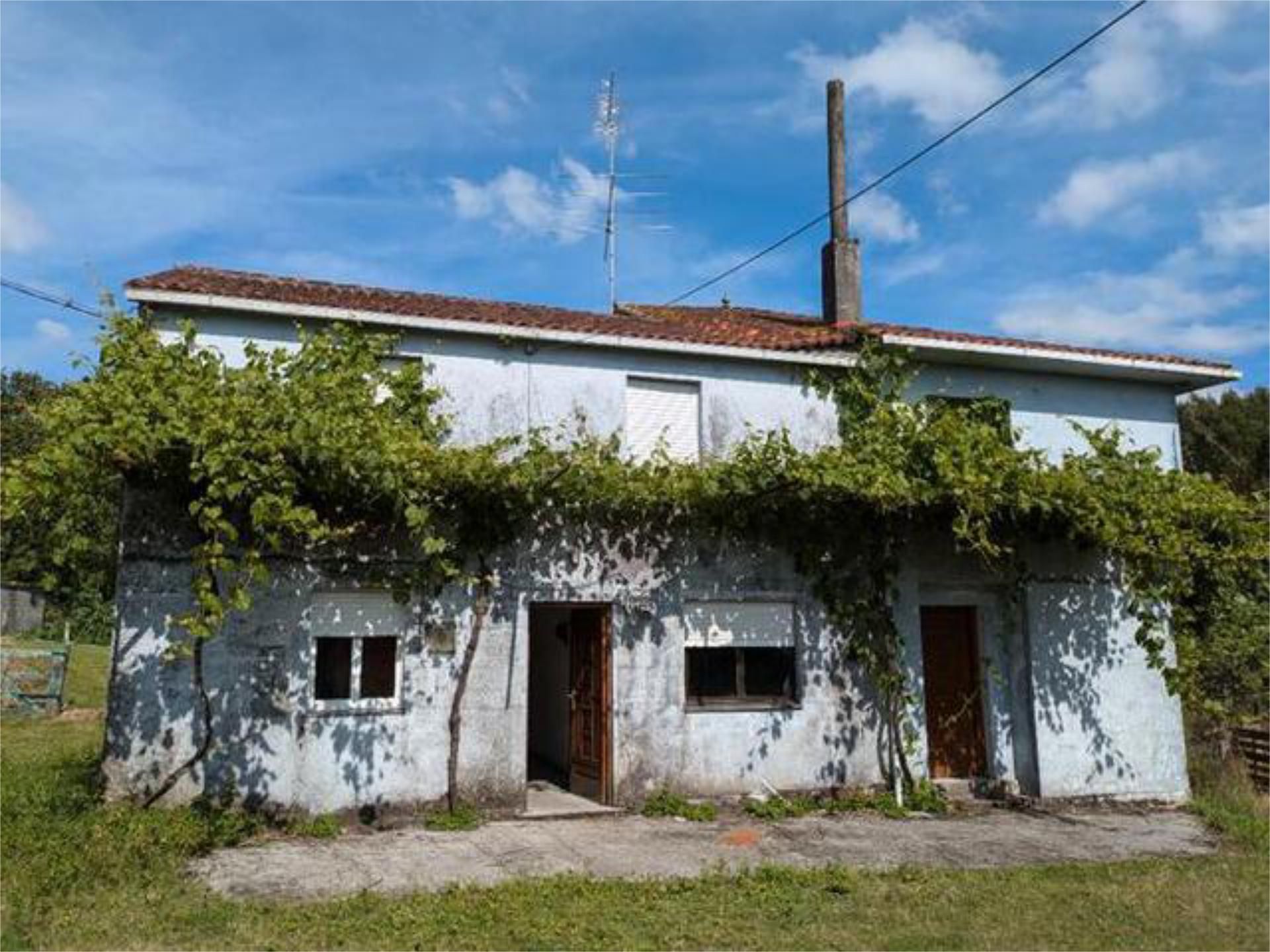 Vista exterior de Casa o xalet en venda en Santiso amb Jardí privat, Traster i Moblat
