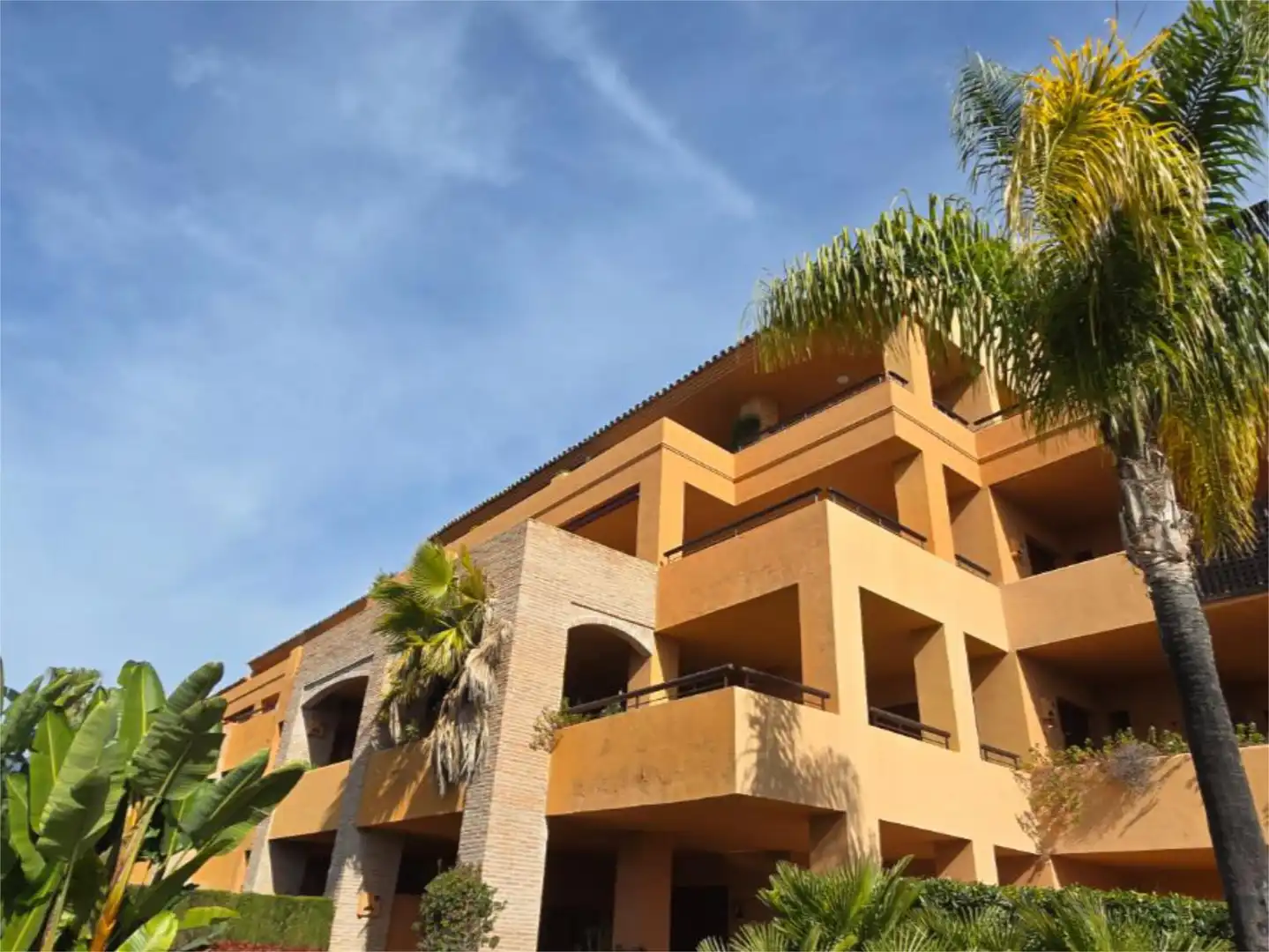 Apartament en venda a Alameda de las Brisas, 3, Bahía de Marbella Vista exterior de Apartament en venda en Marbella amb Aire condicionat, Terrassa i Piscina