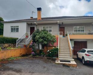 Vista exterior de Casa o xalet en venda en Lalín amb Calefacció, Jardí privat i Parquet