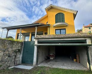 Vista exterior de Casa o xalet en venda en Outes amb Calefacció, Jardí privat i Parquet