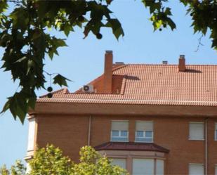 Exterior view of Attic for sale in  Madrid Capital  with Heating, Private garden and Terrace