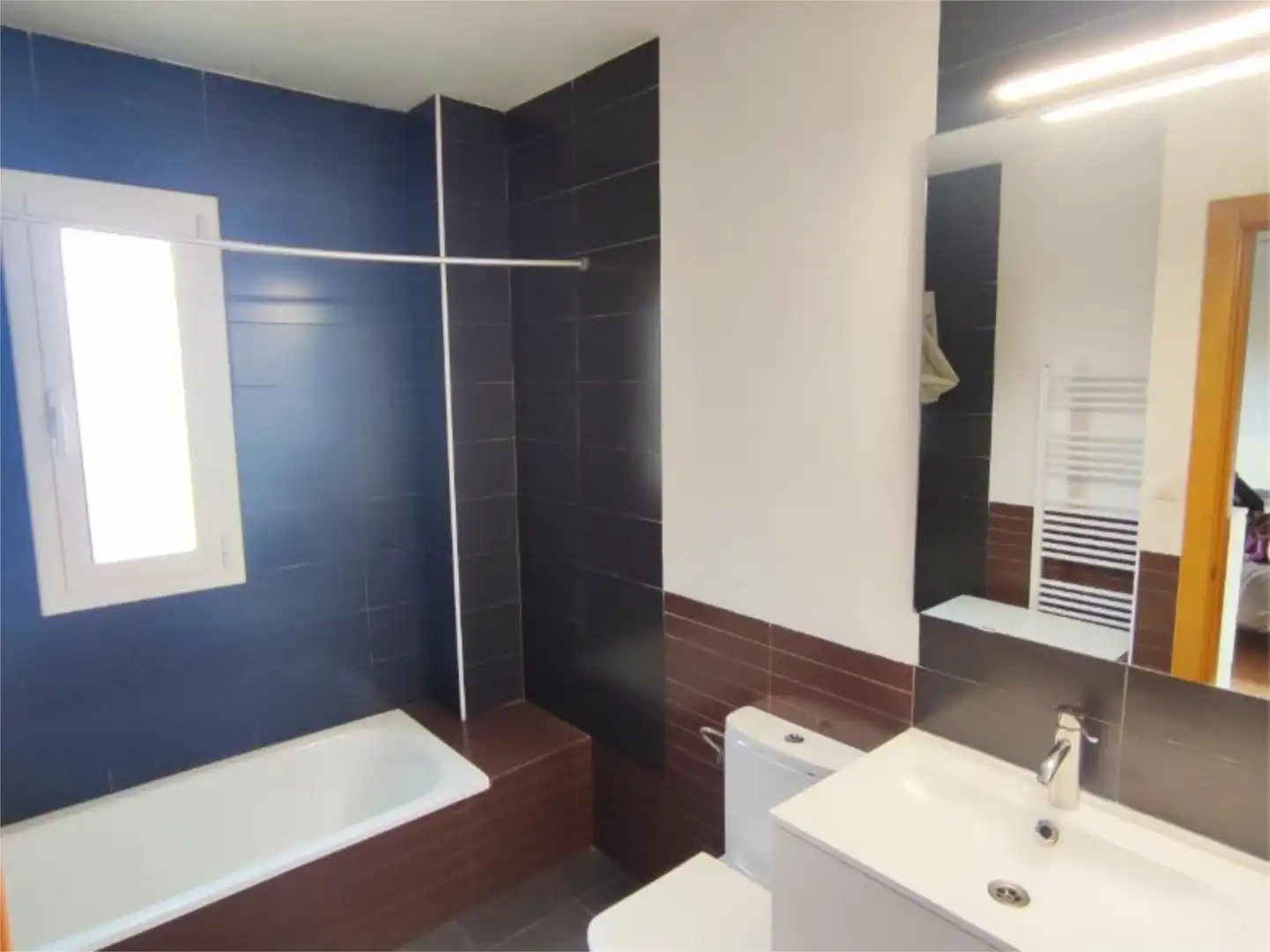 Detached homes for sale in Carrer Valentí Almirall, 5, Balaguer Bathroom of Detached homes for sale in Balaguer with Terrace and Balcony