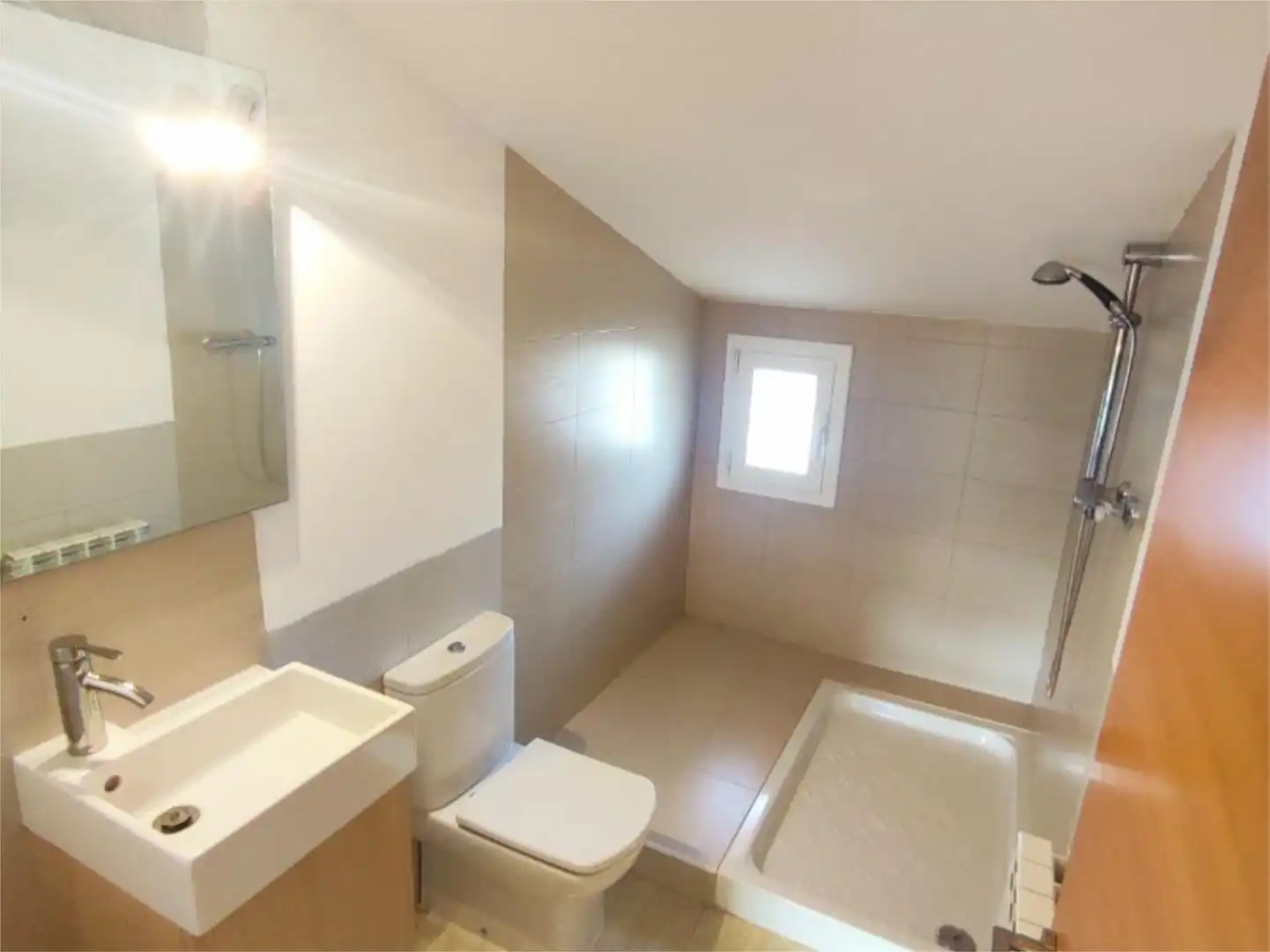 Detached homes for sale in Carrer Valentí Almirall, 5, Balaguer Bathroom of Detached homes for sale in Balaguer with Terrace and Balcony
