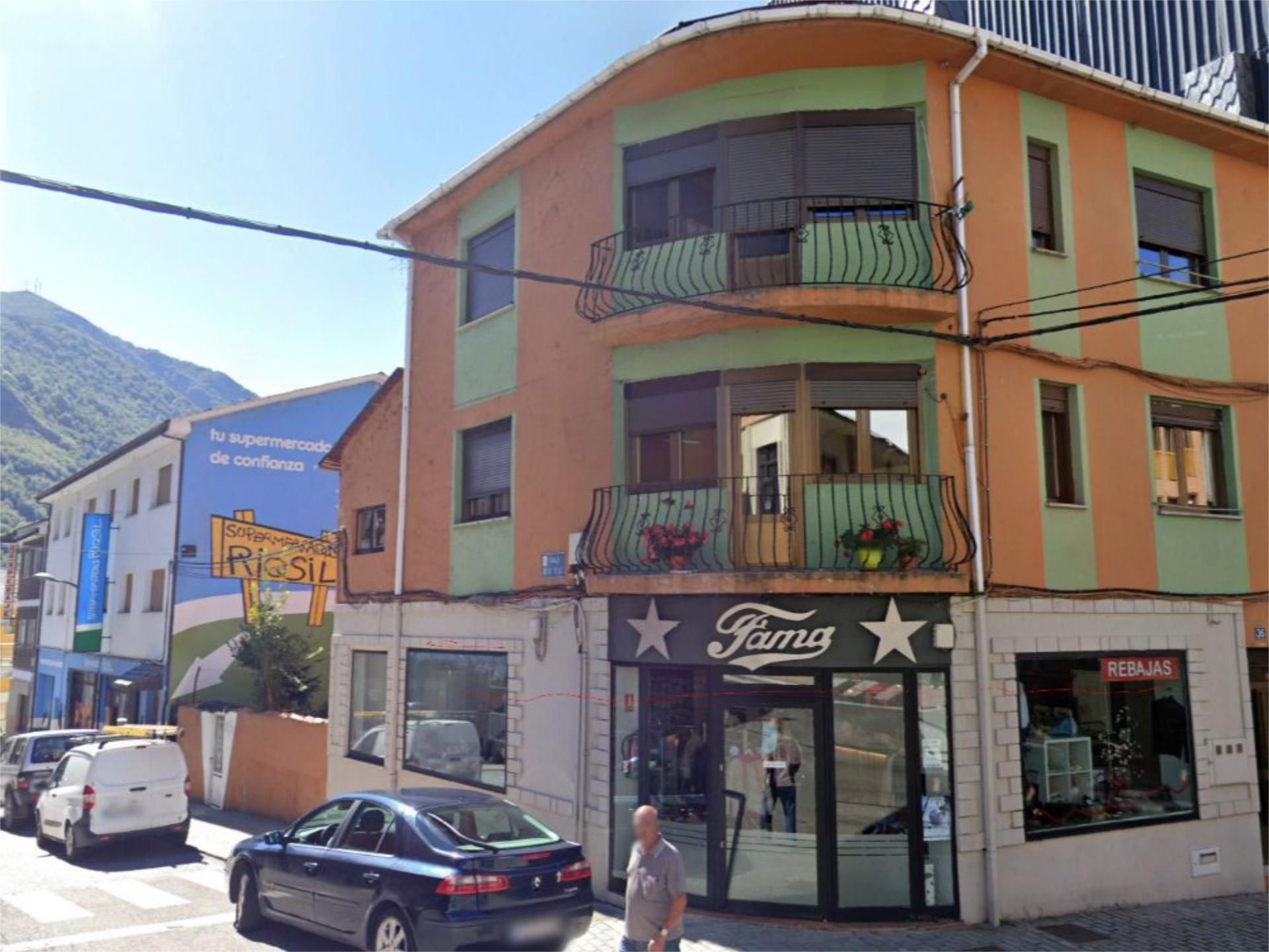 Vista exterior de Local de lloguer en Villablino amb Parquet
