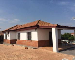 Vista exterior de Casa adosada en venda en Carmona amb Jardí privat, Terrassa i Traster