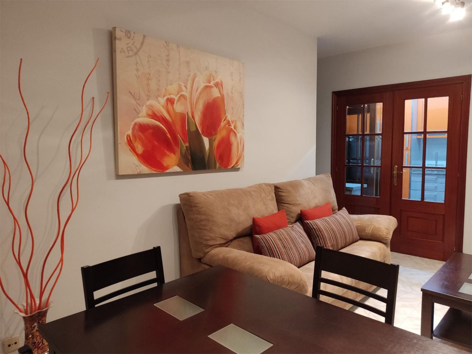 Sala d'estar de Pis de lloguer en A Pobra do Caramiñal amb Parquet, Terrassa i Traster