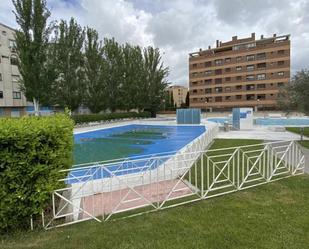 Swimming pool of Flat for sale in  Madrid Capital