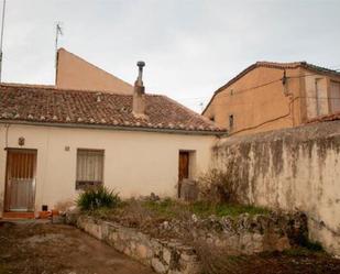 Vista exterior de Casa adosada en venda en Pedraza amb Calefacció, Jardí privat i Traster