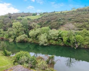 Vista exterior de Casa o xalet en venda en Las Regueras   amb Calefacció, Jardí privat i Parquet