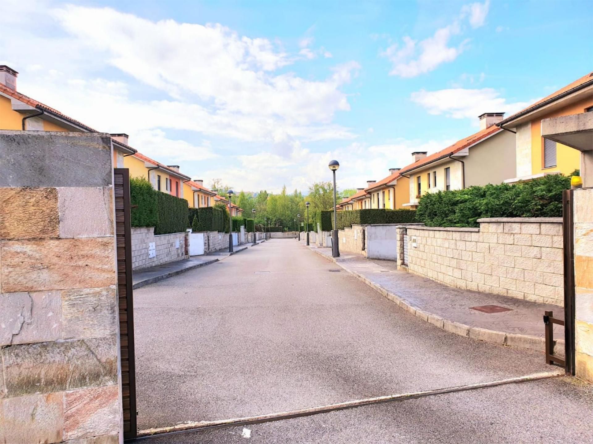 Vista exterior de Casa o xalet en venda en Siero amb Calefacció, Jardí privat i Parquet