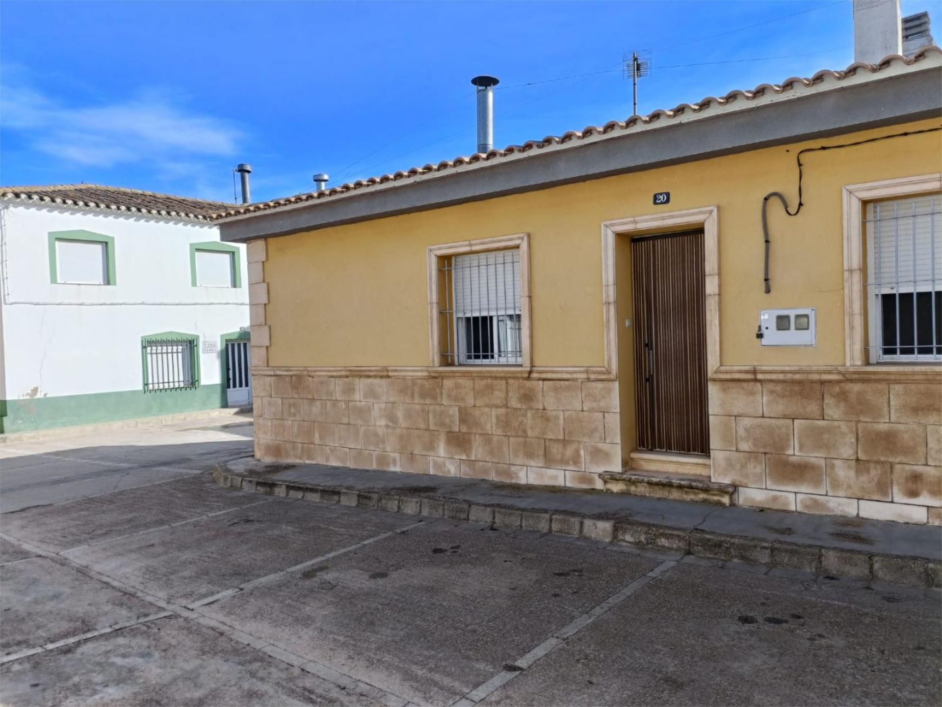 Vista exterior de Casa adosada en venda en Corral-Rubio amb Moblat