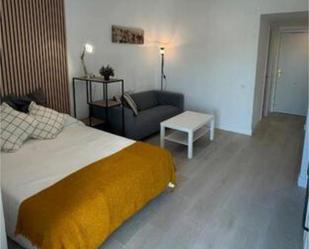 Dormitori de Apartament de lloguer en  Sevilla Capital amb Calefacció, Terrassa i Moblat