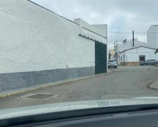 Vista exterior de Casa o xalet en venda en Fuente del Maestre amb Jardí privat, Traster i Piscina