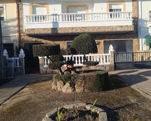 Jardí de Casa adosada en venda en Pueblonuevo de Miramontes amb Terrassa, Traster i Moblat