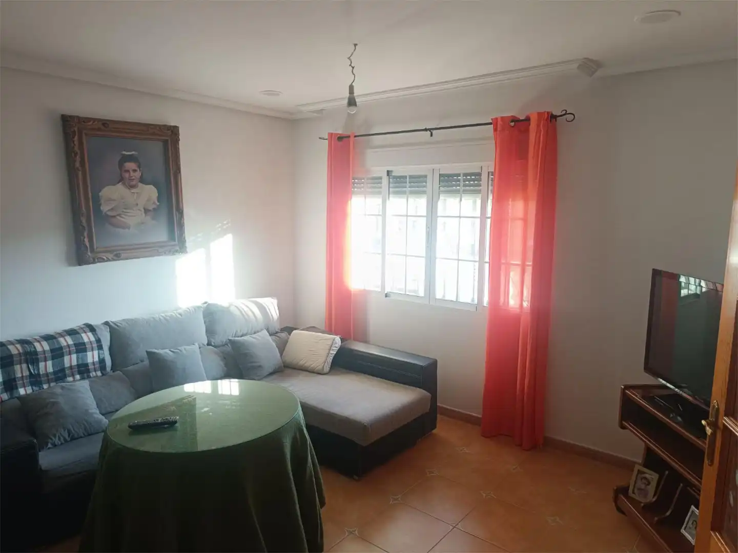 Casa adosada en venta en Calle Cuatro Pueblonu, 8, Pueblonuevo de Miramontes Sala de estar de Casa adosada en venta en Pueblonuevo de Miramontes con Terraza, Trastero y Amueblado