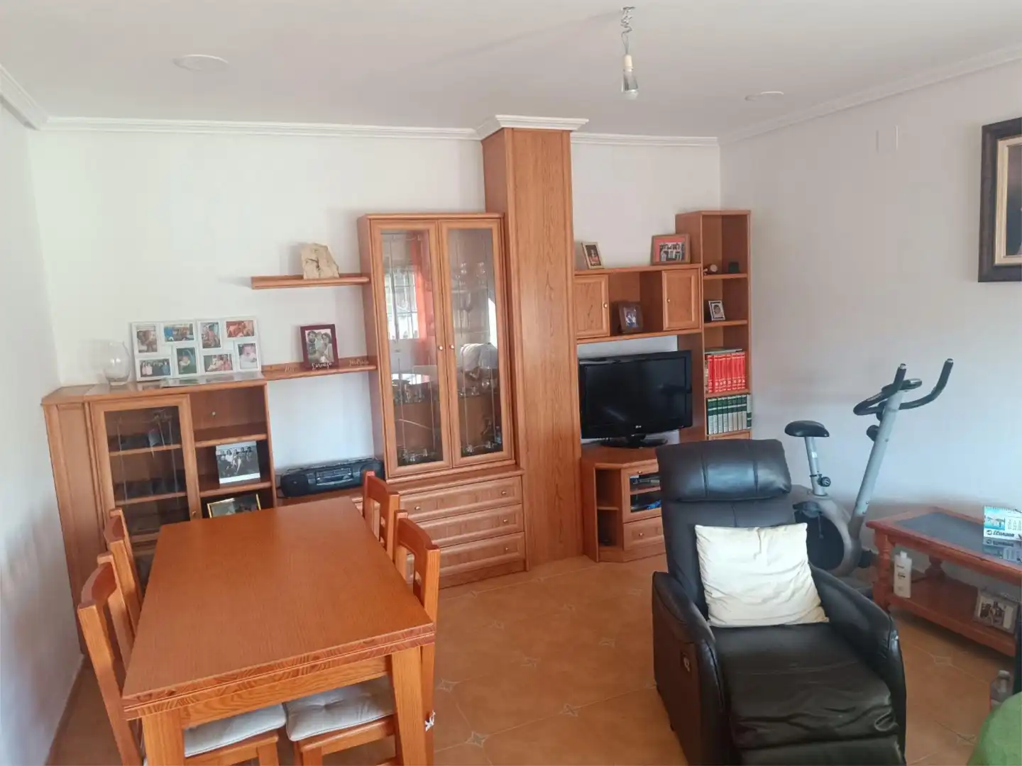 Casa adosada en venta en Calle Cuatro Pueblonu, 8, Pueblonuevo de Miramontes Sala de estar de Casa adosada en venta en Pueblonuevo de Miramontes con Terraza, Trastero y Amueblado