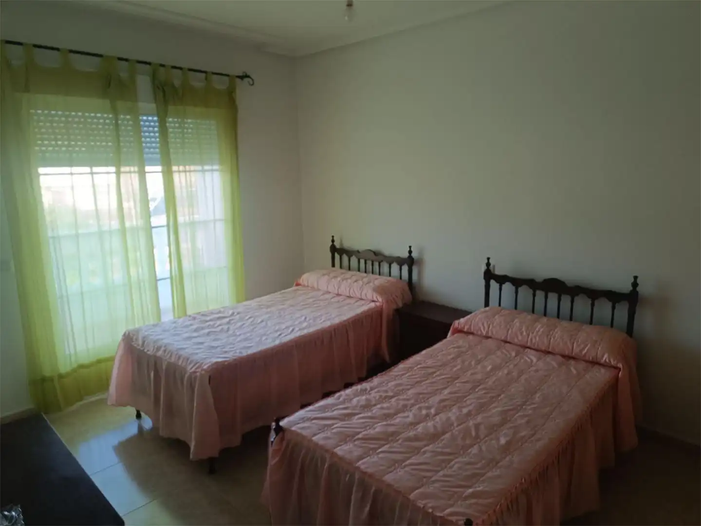 Casa adosada en venta en Calle Cuatro Pueblonu, 8, Pueblonuevo de Miramontes Habitación de Casa adosada en venta en Pueblonuevo de Miramontes con Terraza, Trastero y Amueblado